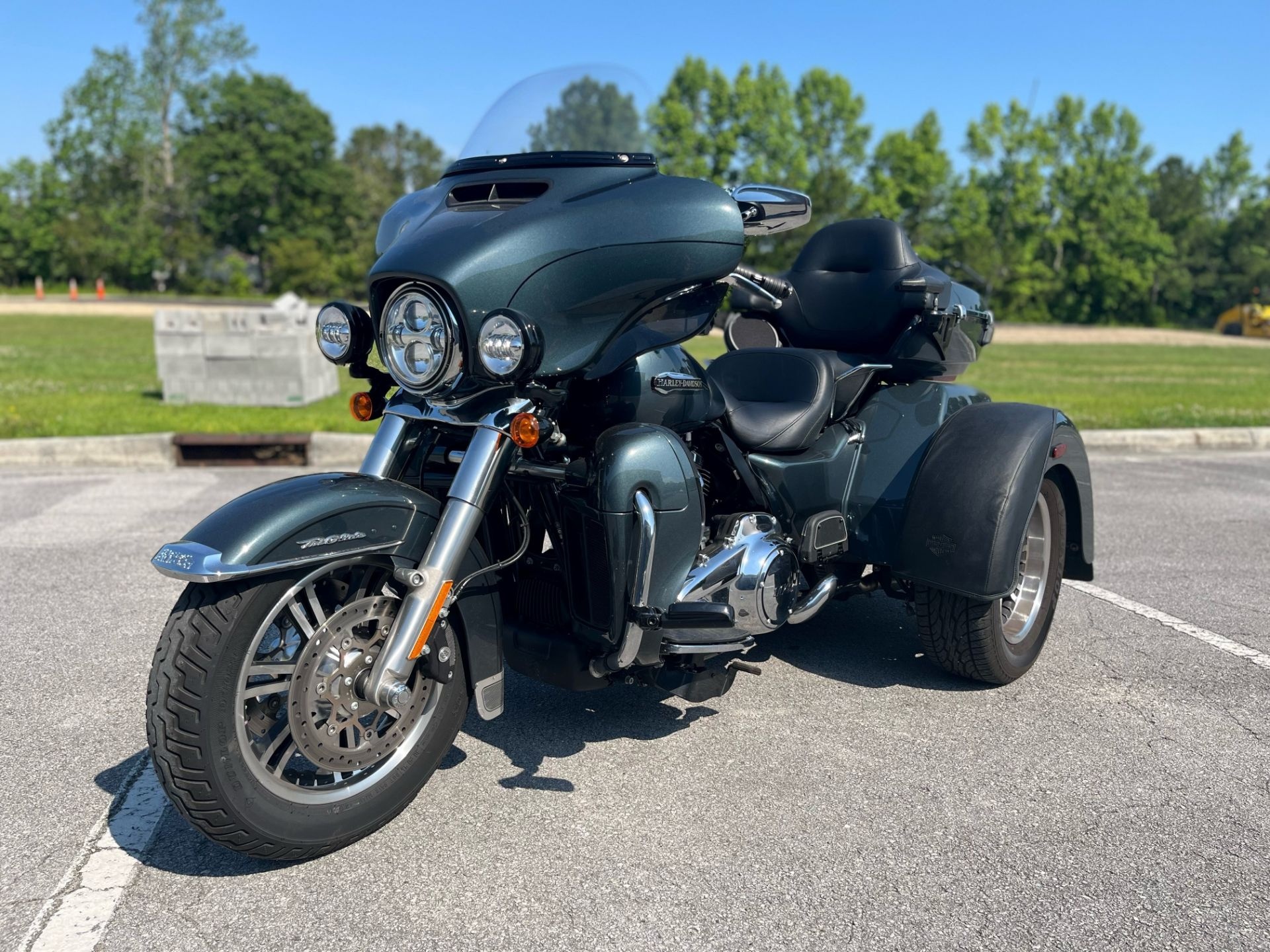 Harley-Davidson Tri Glide Ultra, Used 2020 model, River Rock Gray color, Vivid black accents, 1920x1440 HD Desktop