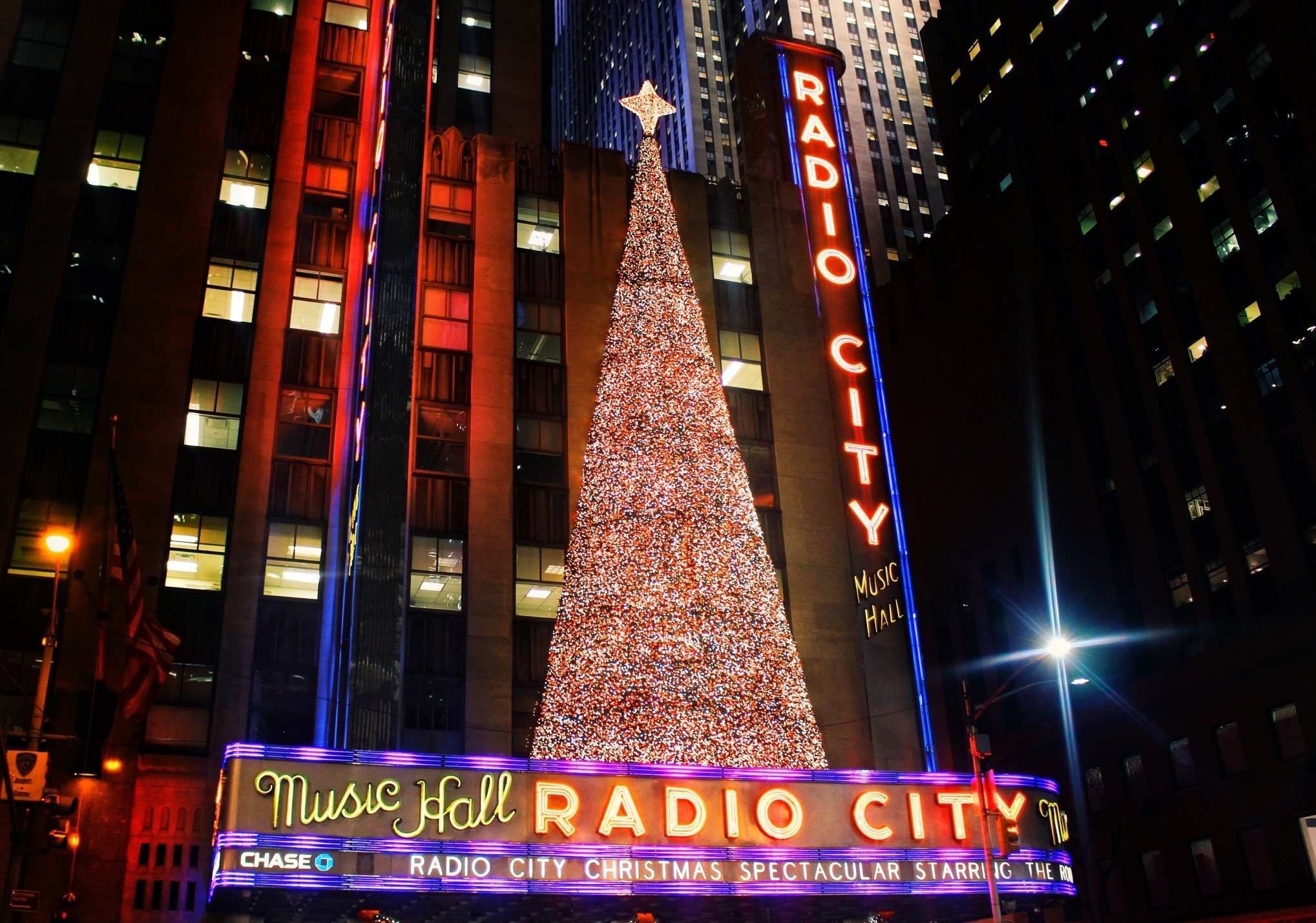 New York Christmas, Holiday, Magic vs Commercialization, 2040x1430 HD Desktop