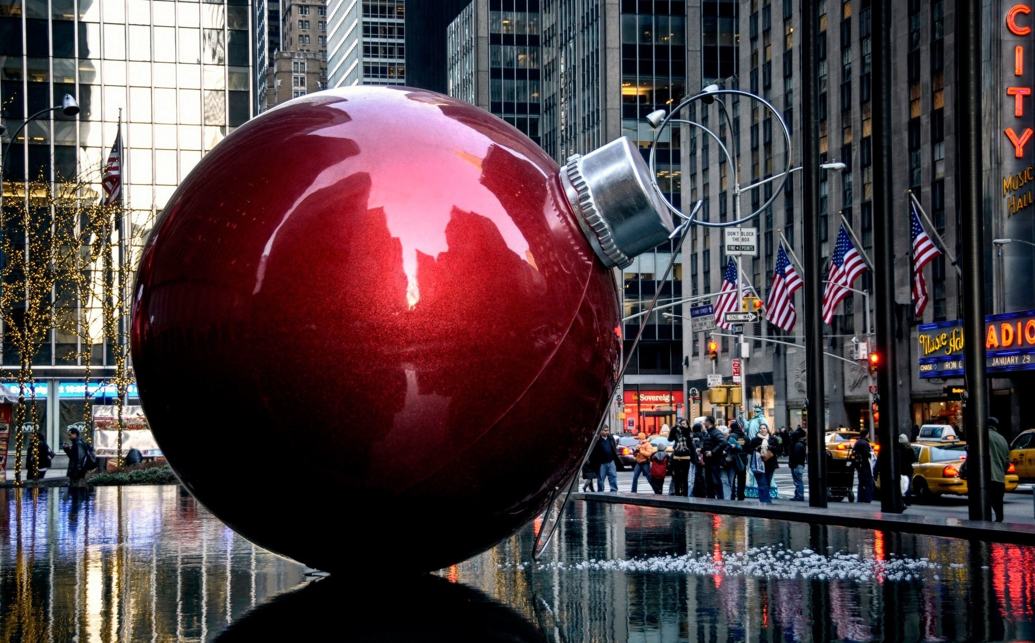 Christmas ball, New York Christmas Wallpaper, 2050x1280 HD Desktop