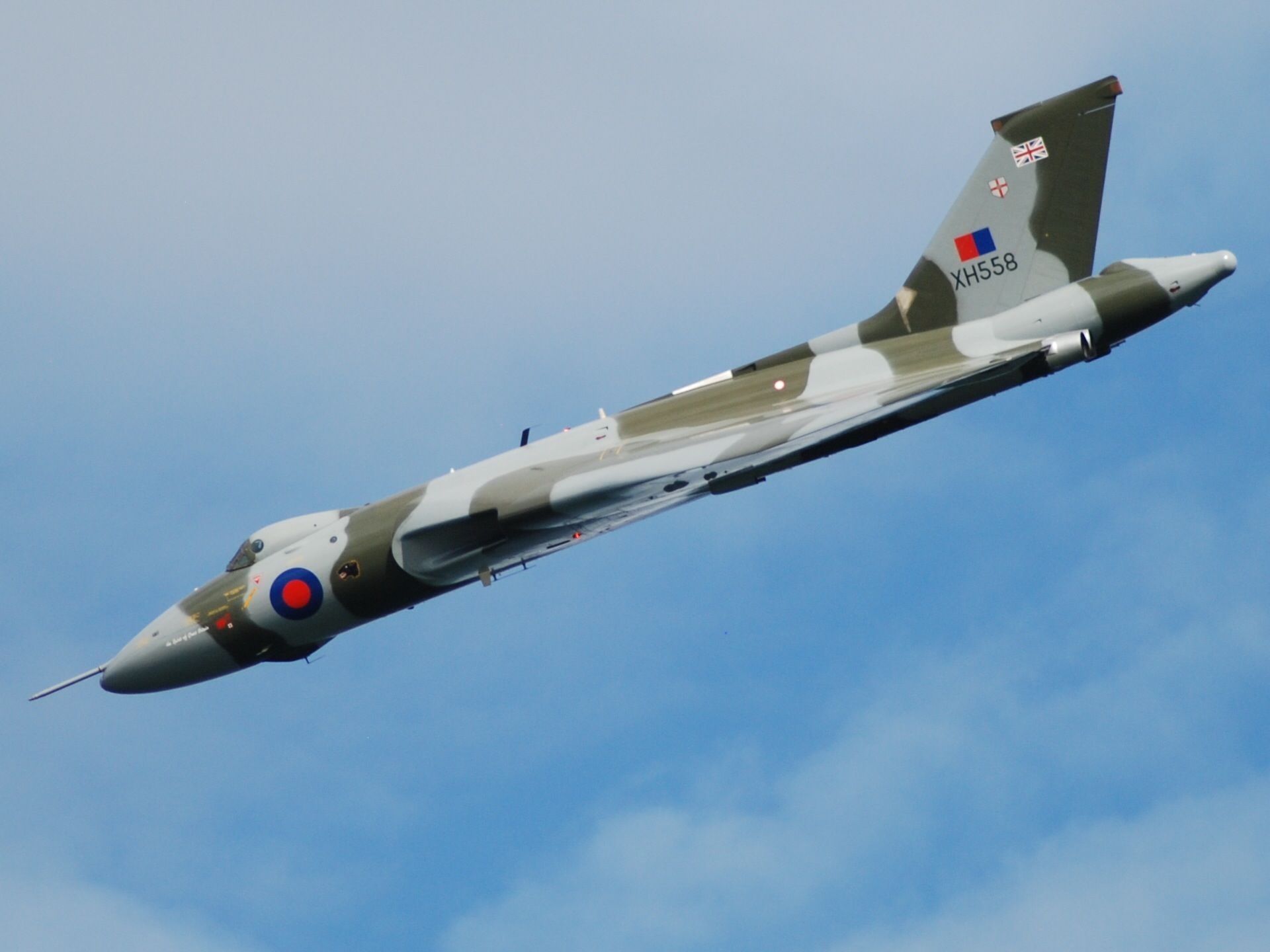 Avro Vulcan, XH558 Vulcan dive, Aviation heritage, Military aircraft, 1920x1440 HD Desktop