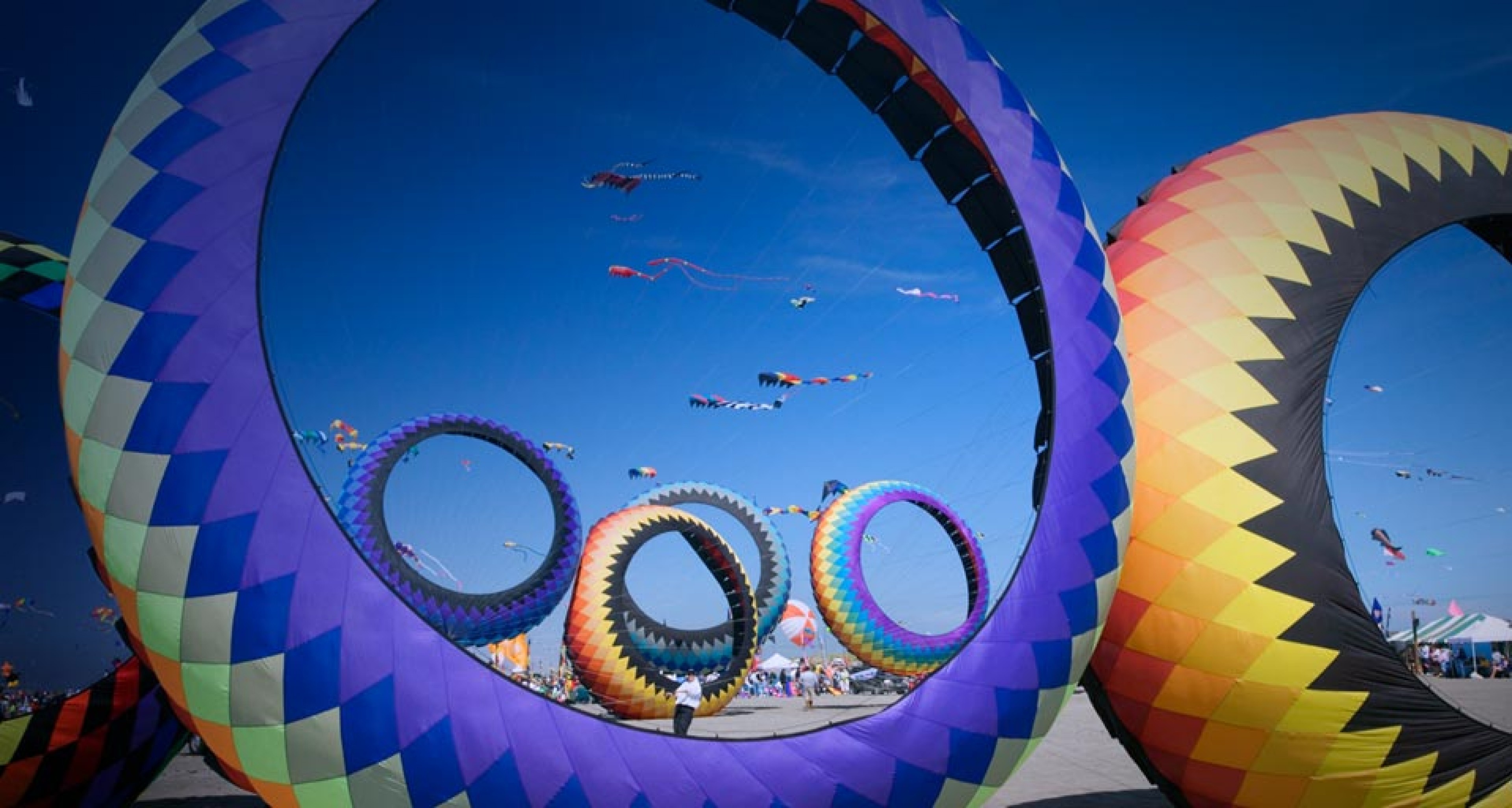 Kite Sports, Colorful kites in sky, Vibrant festival atmosphere, Gujarat's rich tradition, 3840x2060 HD Desktop