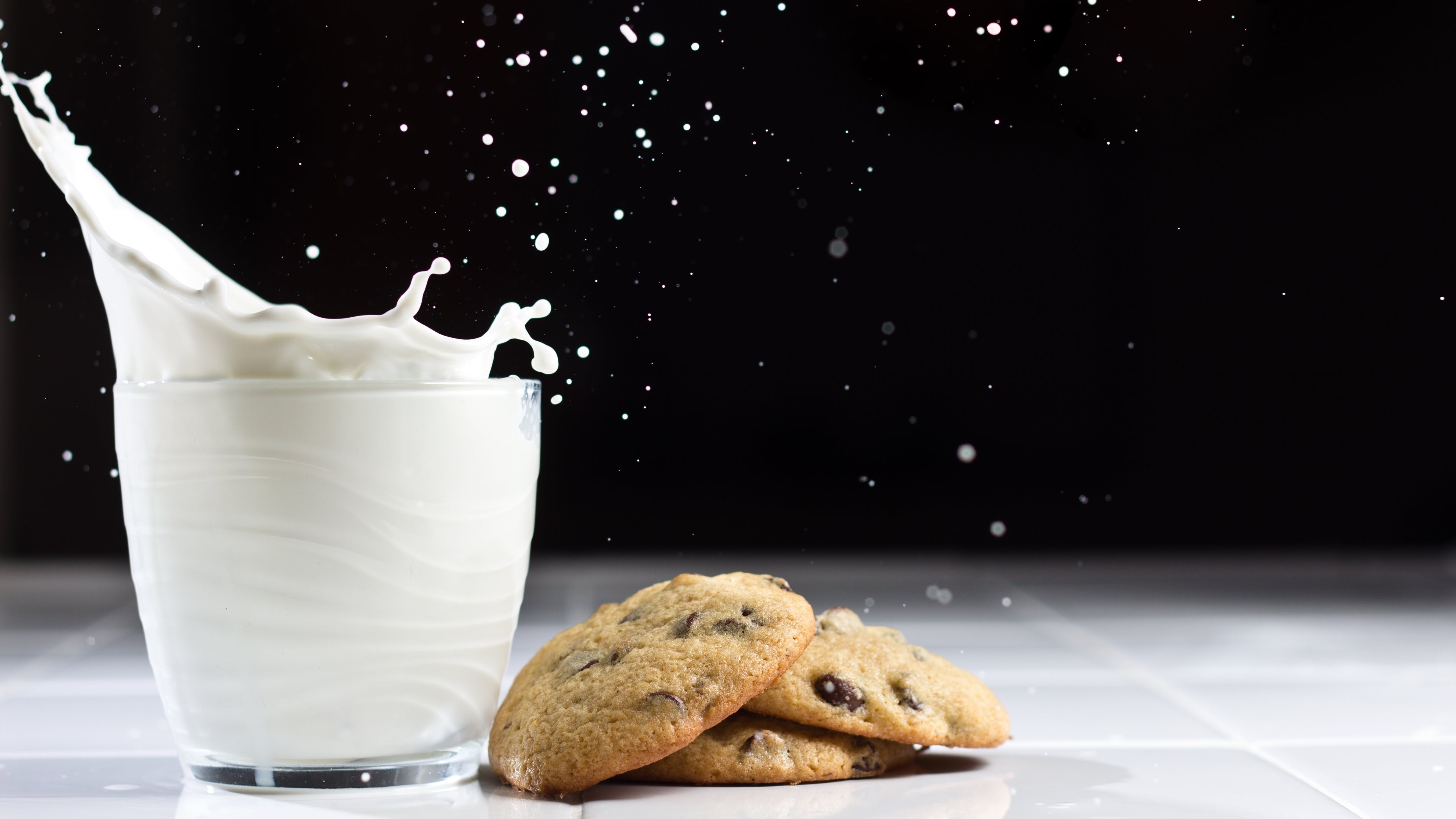 Milk and cookies, Perfect pairing, Indulgent snack, Widescreen delight, 3840x2160 4K Desktop