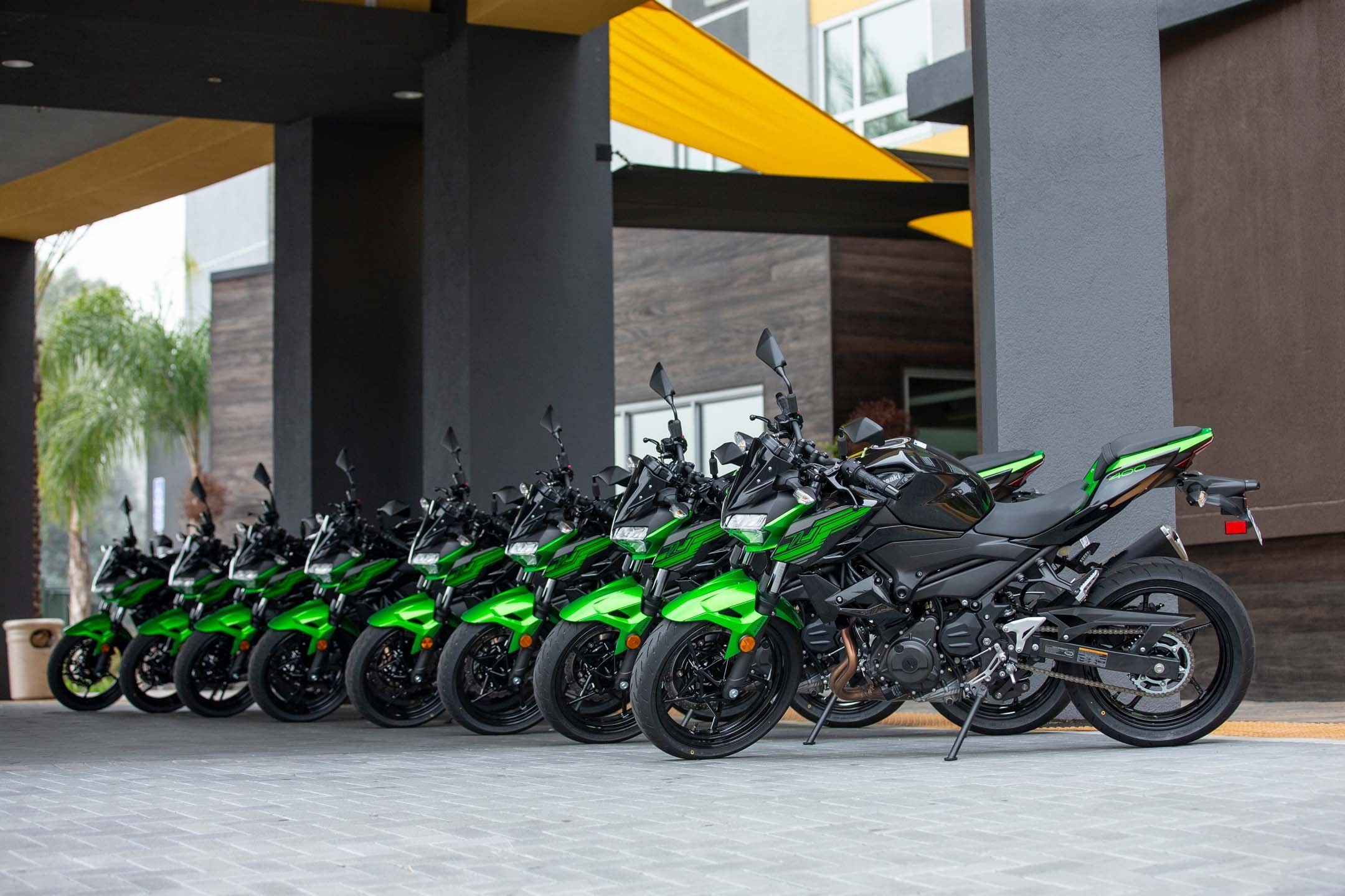Kawasaki Z400, Nimble and agile, Sporty commuter, Dynamic handling, 2160x1440 HD Desktop
