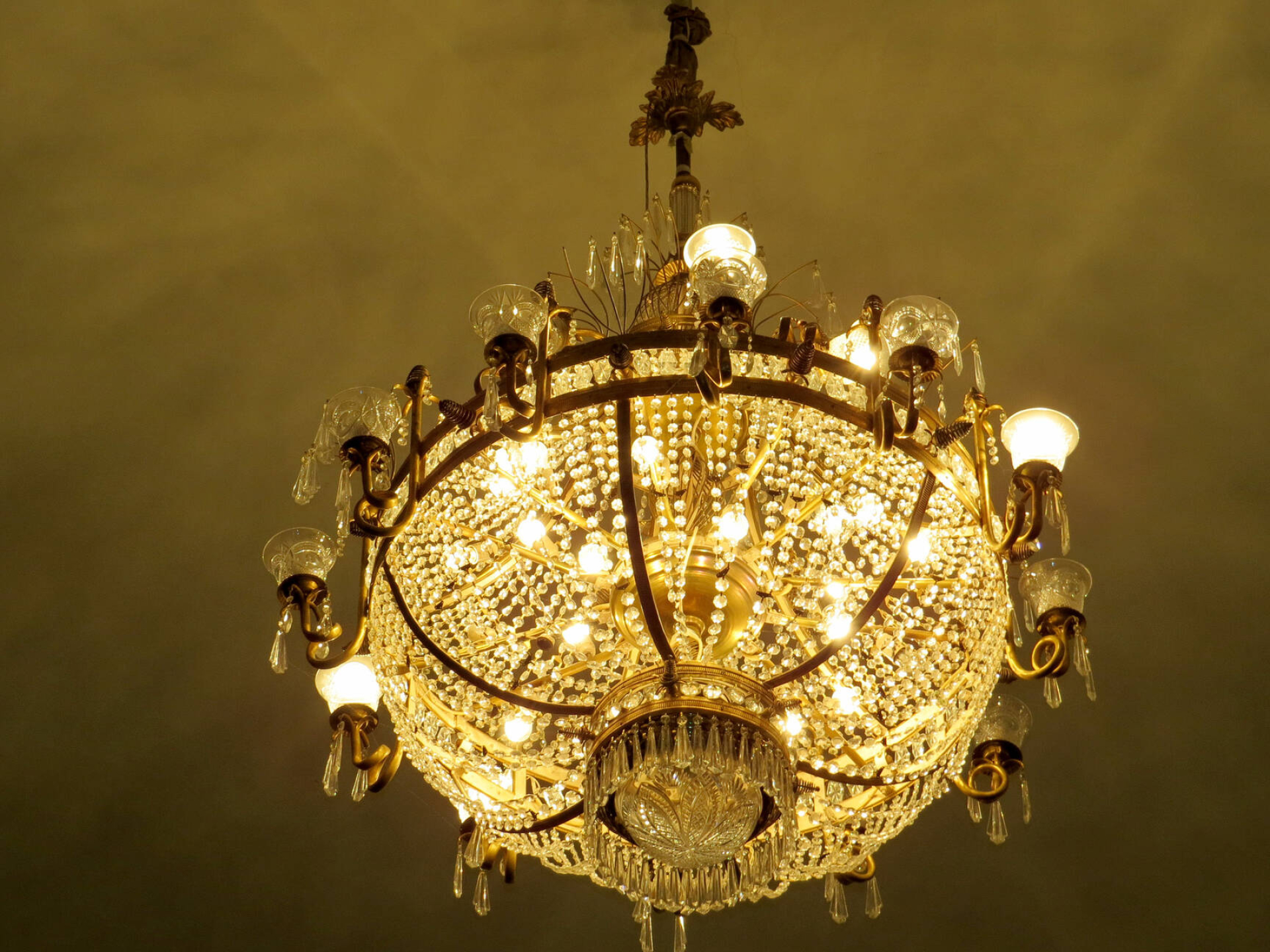 Theatre chandelier, Dramatic lighting, Grand ambiance, Elegant backdrop, 1920x1440 HD Desktop