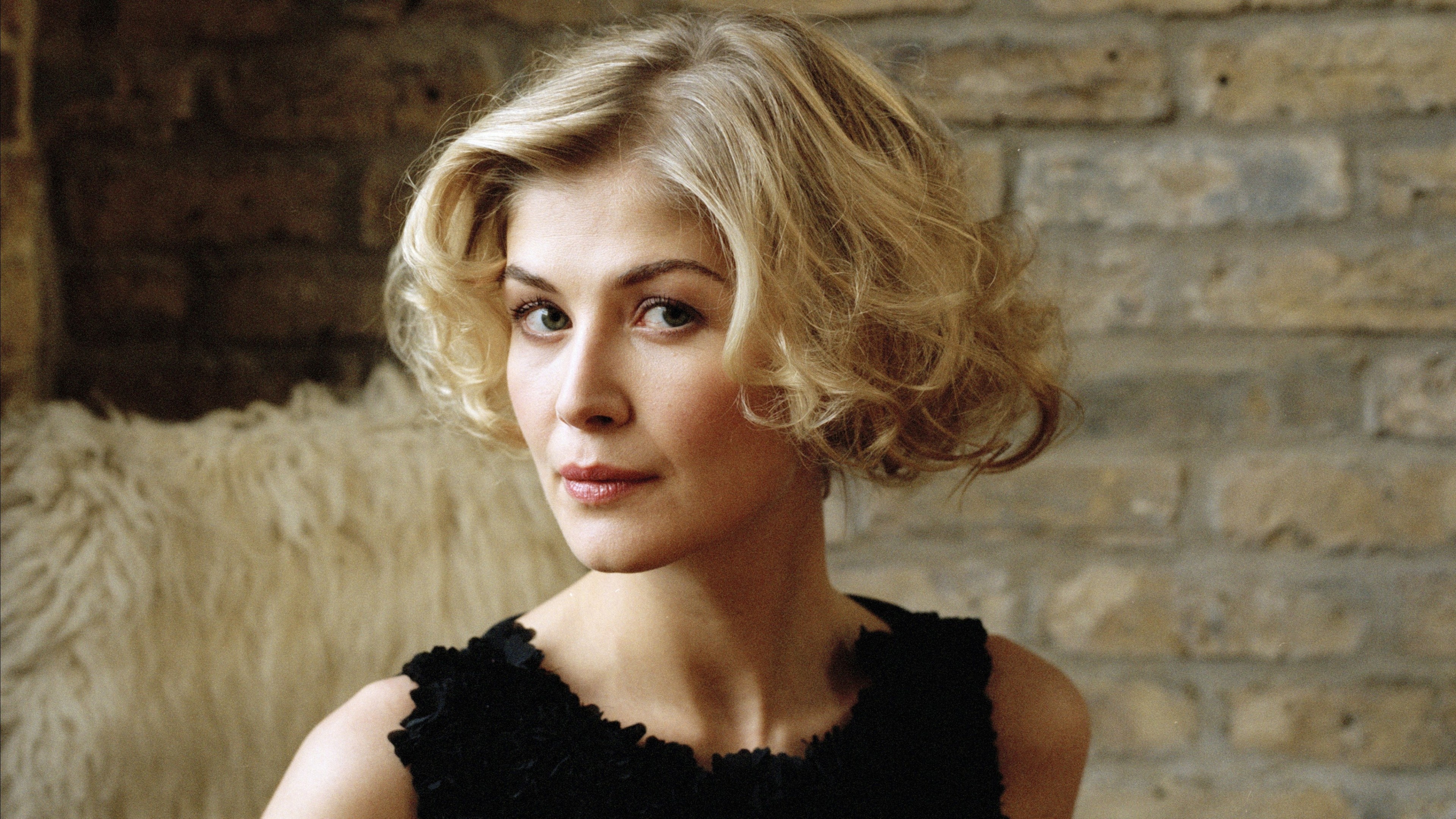 Rosamund Pike, Movies, Actress, Balcony, 3840x2160 4K Desktop