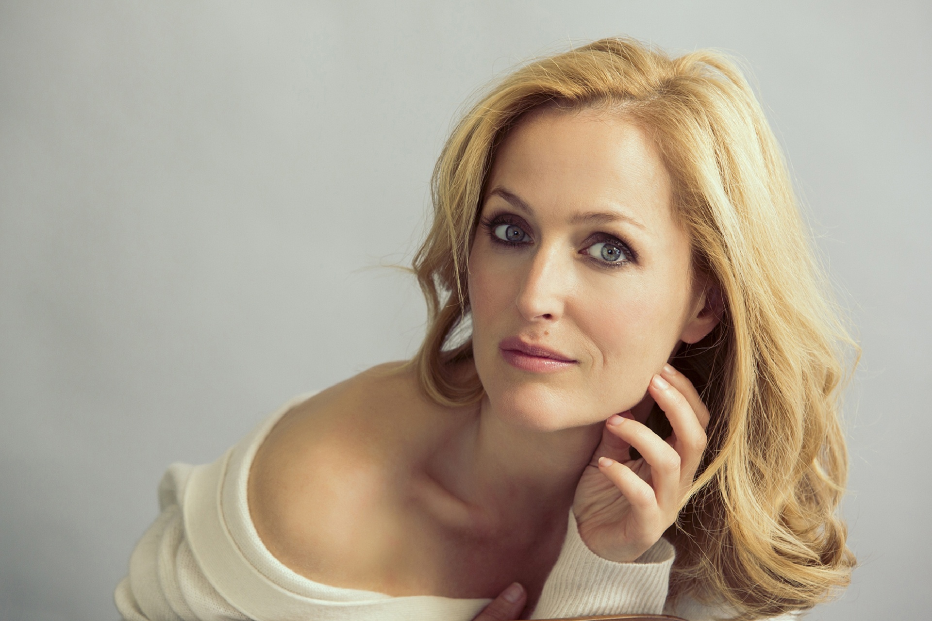 Gillian Anderson, Movies Star, Iconic Performances, Red Carpet Glam, 1920x1280 HD Desktop