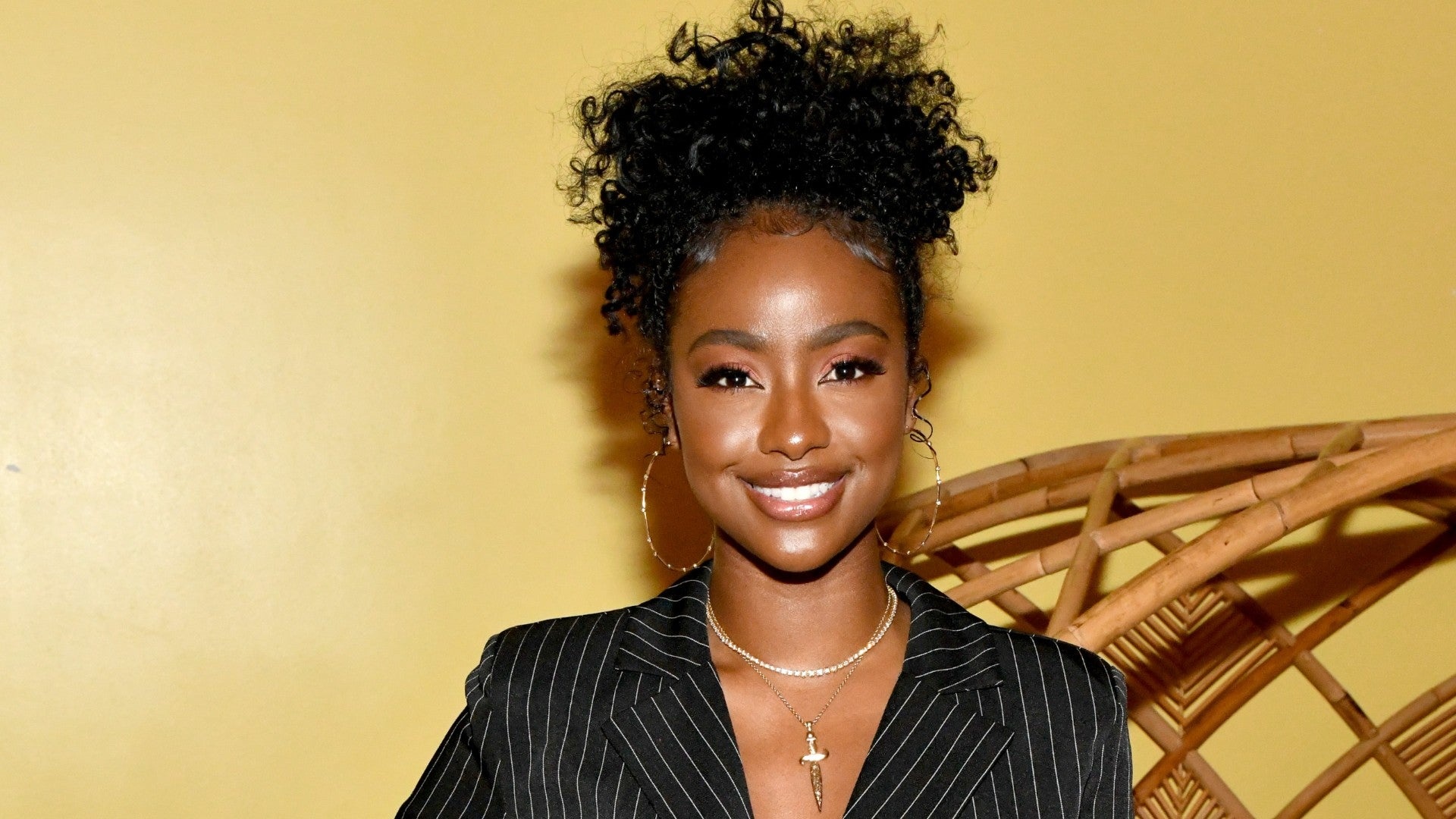 Justine Skye, Makeup routine, Surprising step, Essence, 1920x1080 Full HD Desktop