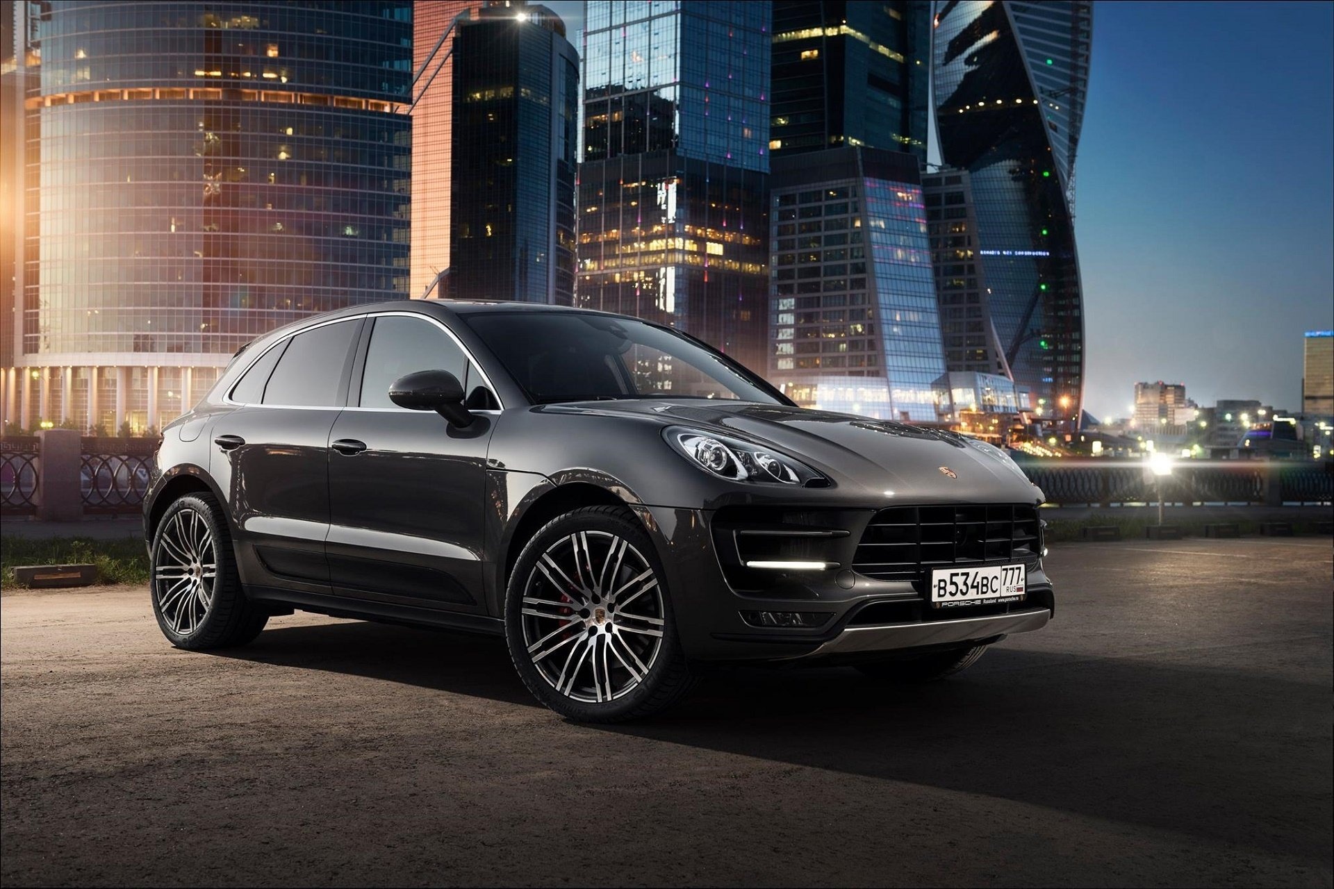 Porsche Macan, Off-road adventure, Moscow cityscape, Nighttime beauty, 1920x1280 HD Desktop