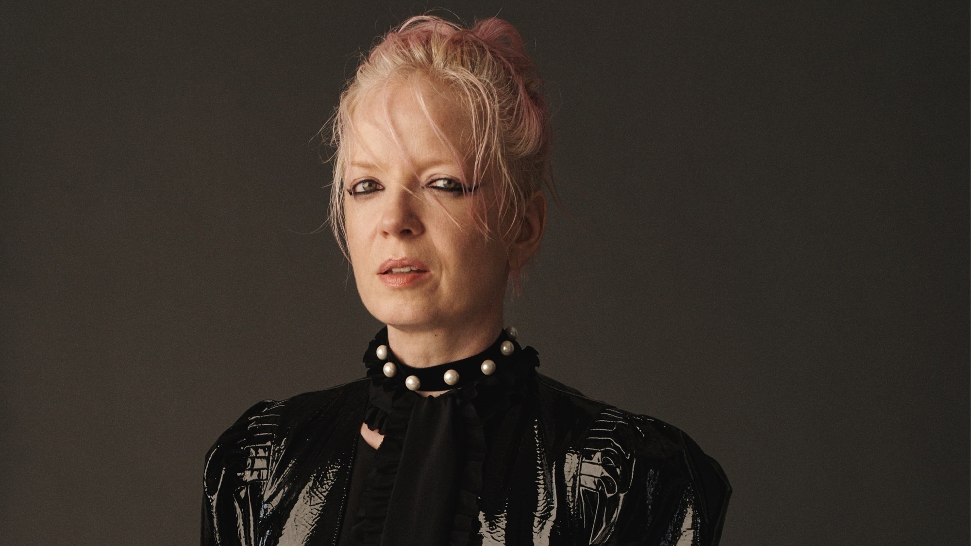 Shirley Manson, Alternative rock icon, Fearless artistry, Unapologetic attitude, 2000x1130 HD Desktop