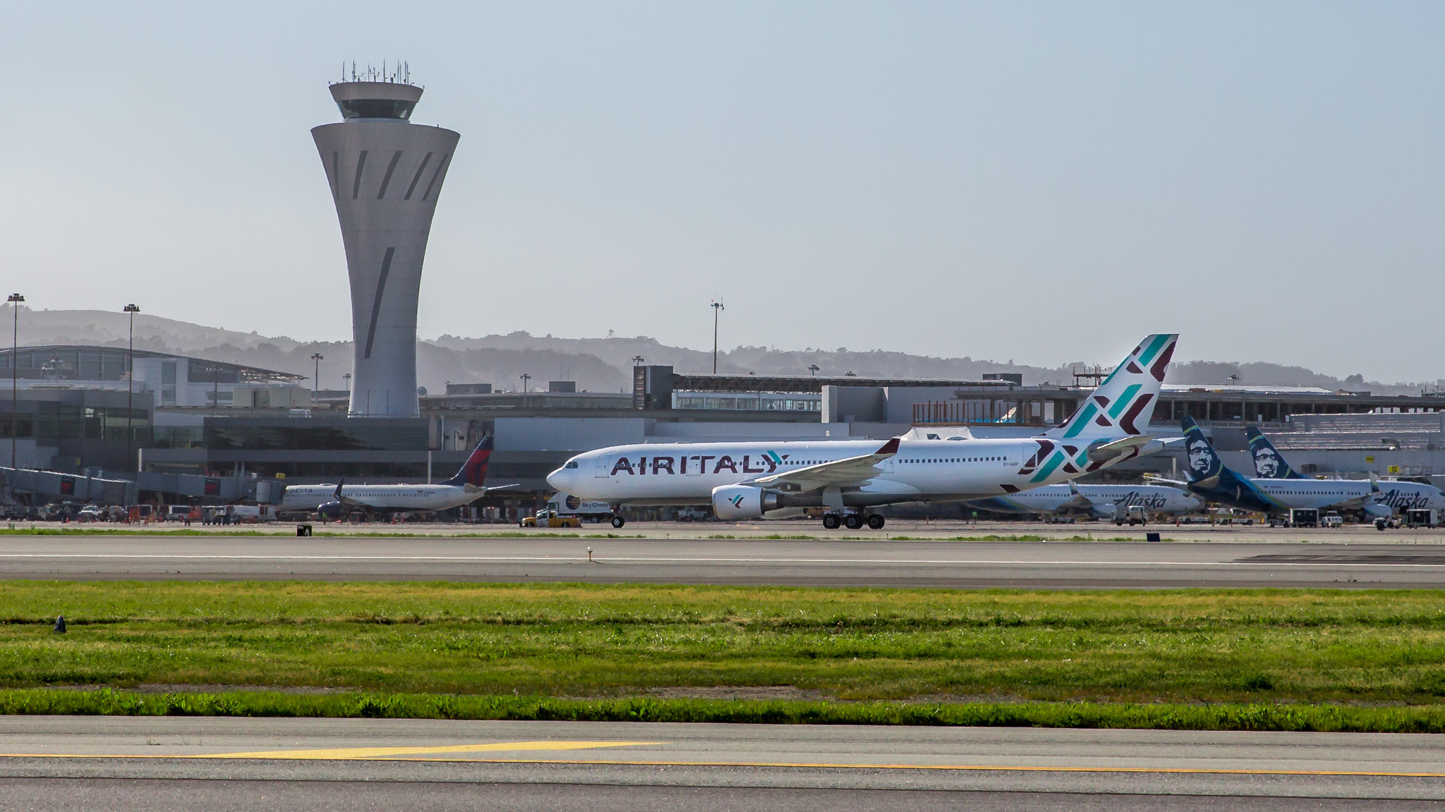 San Francisco Airport, Pothole incident, Runway shutdown, Airport trouble, 2050x1160 HD Desktop