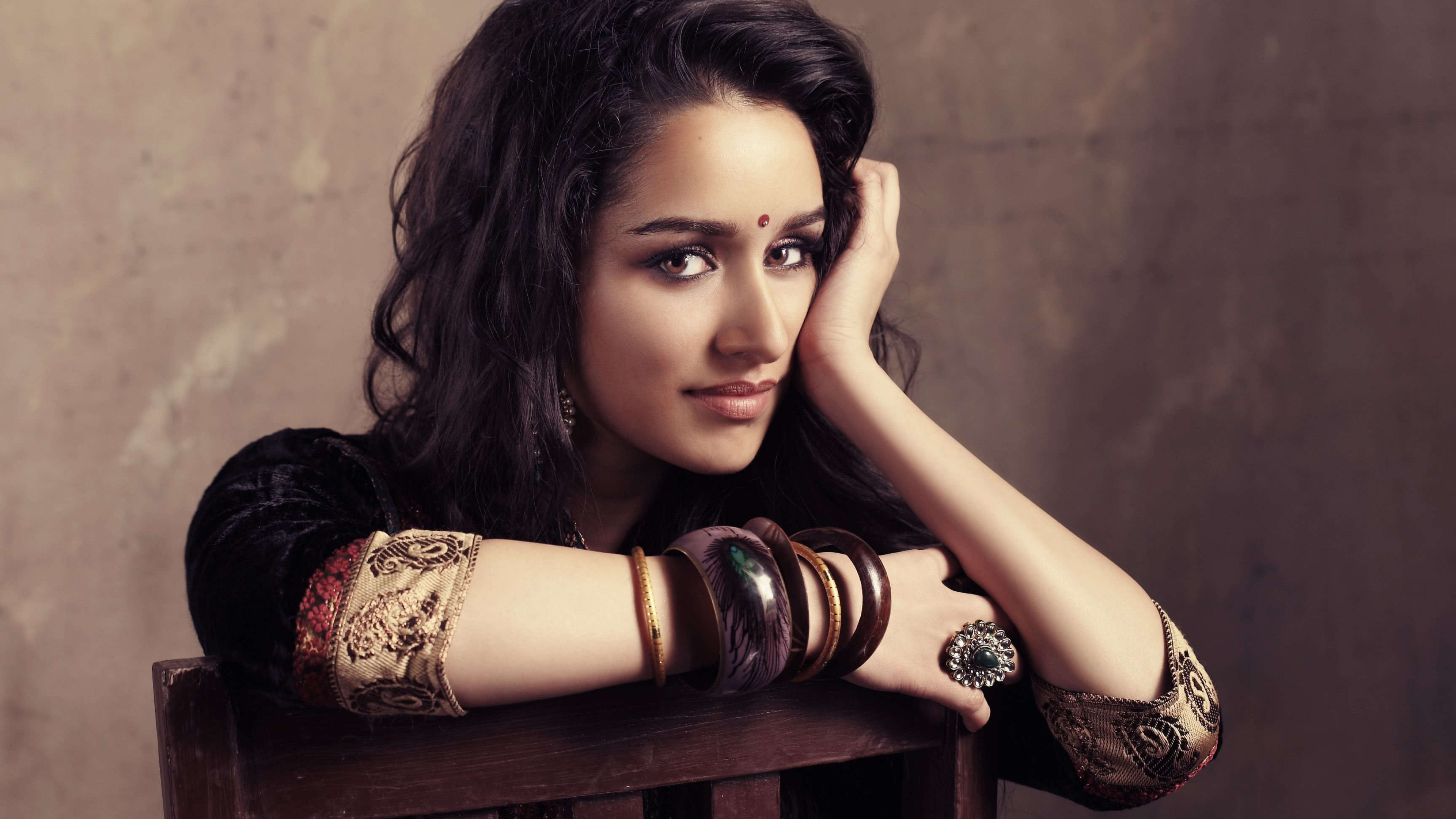 Shraddha Kapoor, traditional red bindi, wooden ethnic bangles, 4K Desktop wallpaper