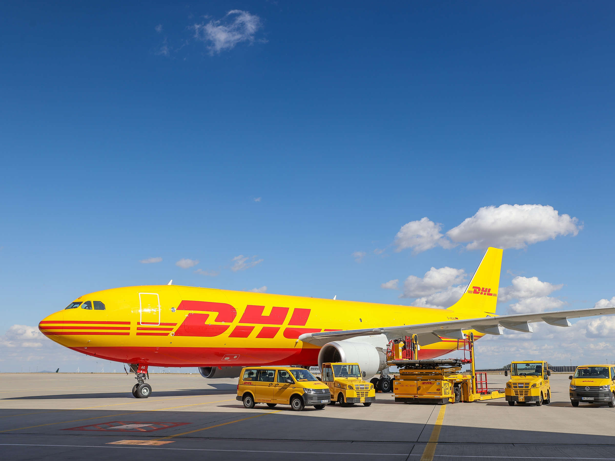 DHL sustainable practices, Eco-friendly fuel, Airplane emissions, Green aviation, 2400x1800 HD Desktop