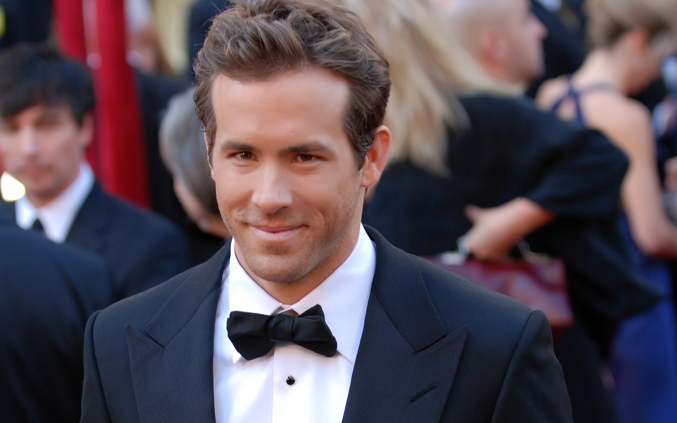 Ryan Reynolds red carpet, Hollywood star, Dapper style, Classy wallpaper, 2560x1600 HD Desktop