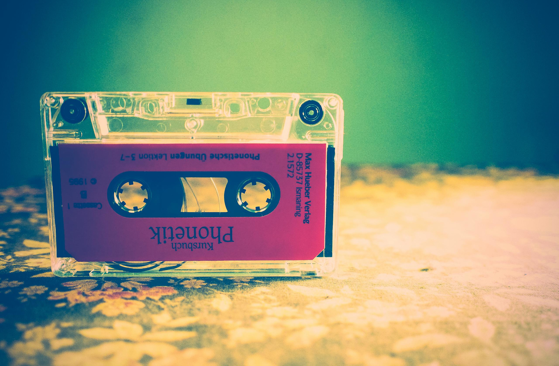 Kursbuch Phonetik cassette, Floral patterned tablecloth, Green vintage background, HD Desktop wallpaper
