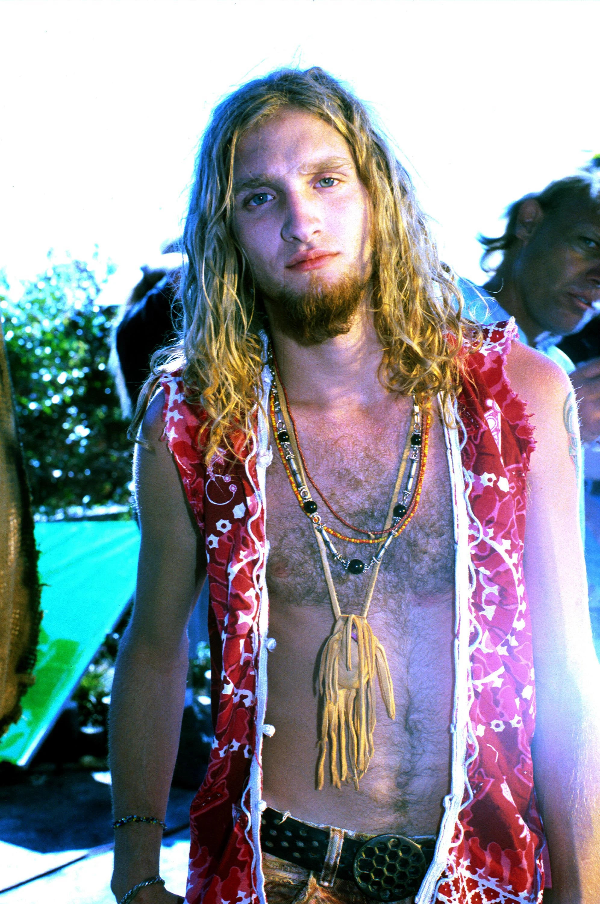 Layne Staley, European tour, Scotland, Shops, 2000x3000 HD Phone