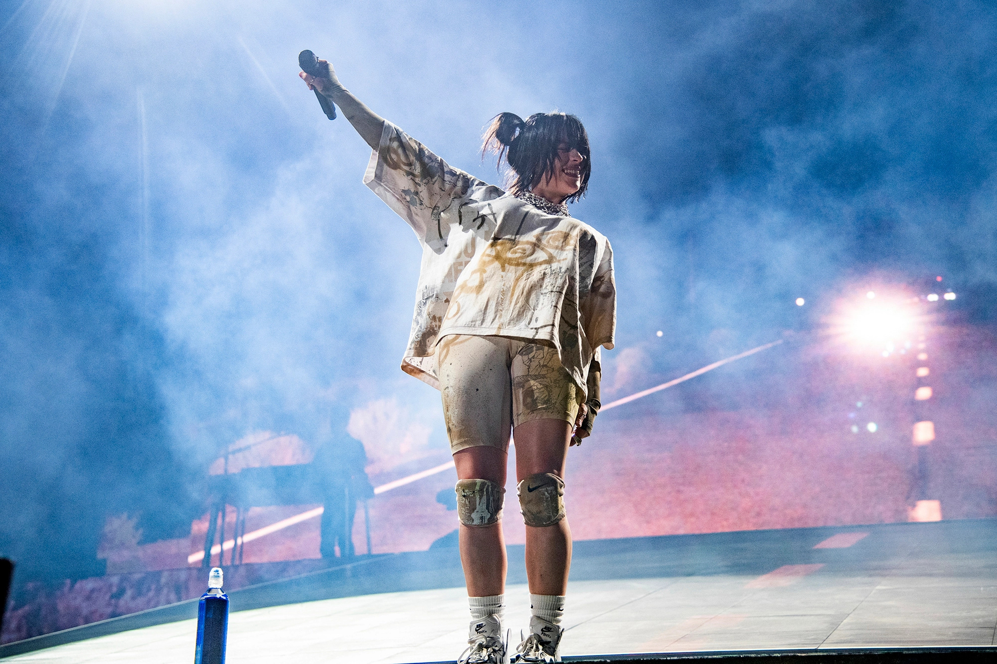 Billie Eilish, Coachella 2022, Crowd apology, Queen Bey comparison, 2000x1340 HD Desktop