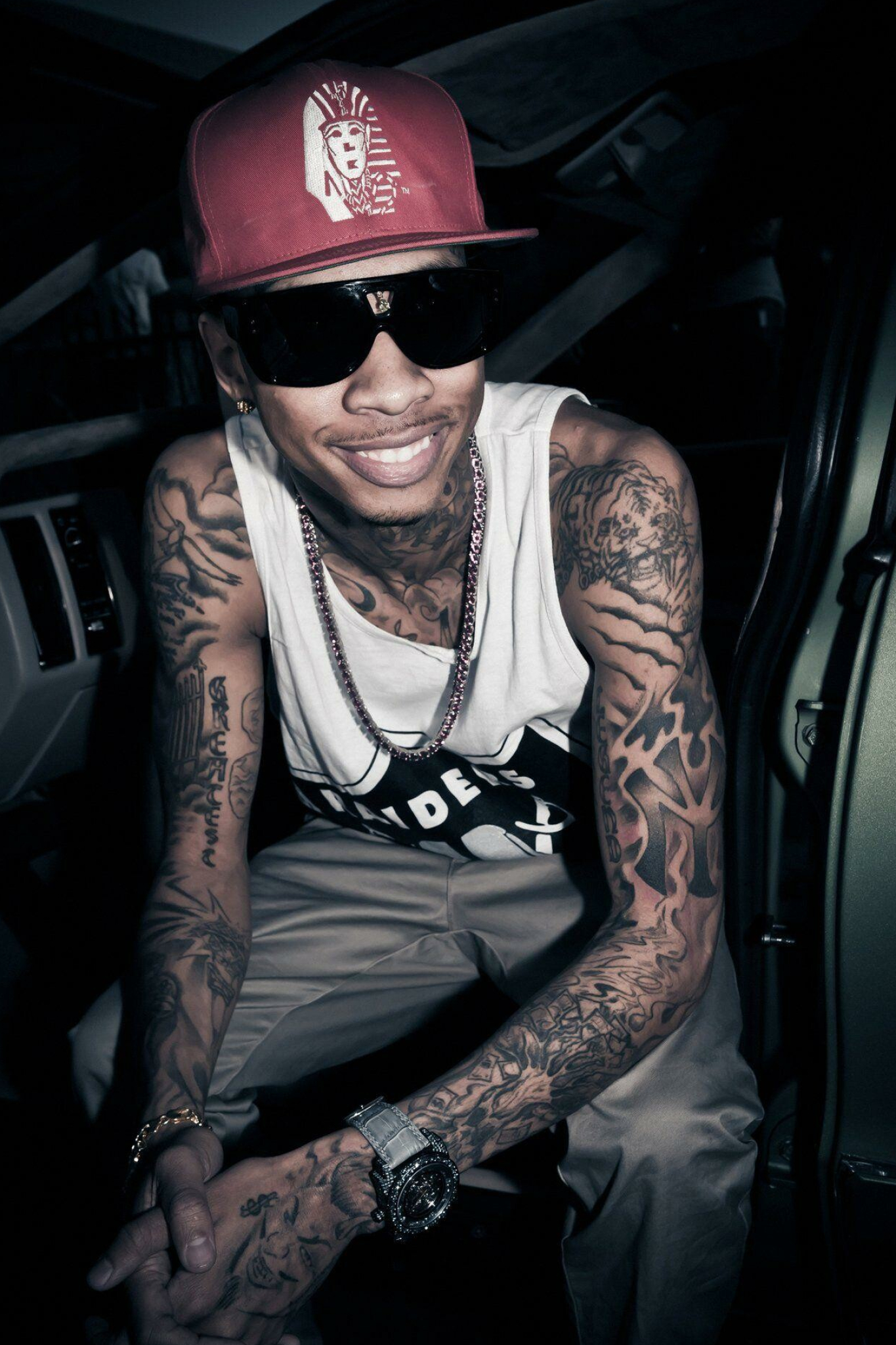 Tyga, Fashionable outfit, iPhone screensavers, Sarah Tremblay's collection, 1370x2050 HD Phone