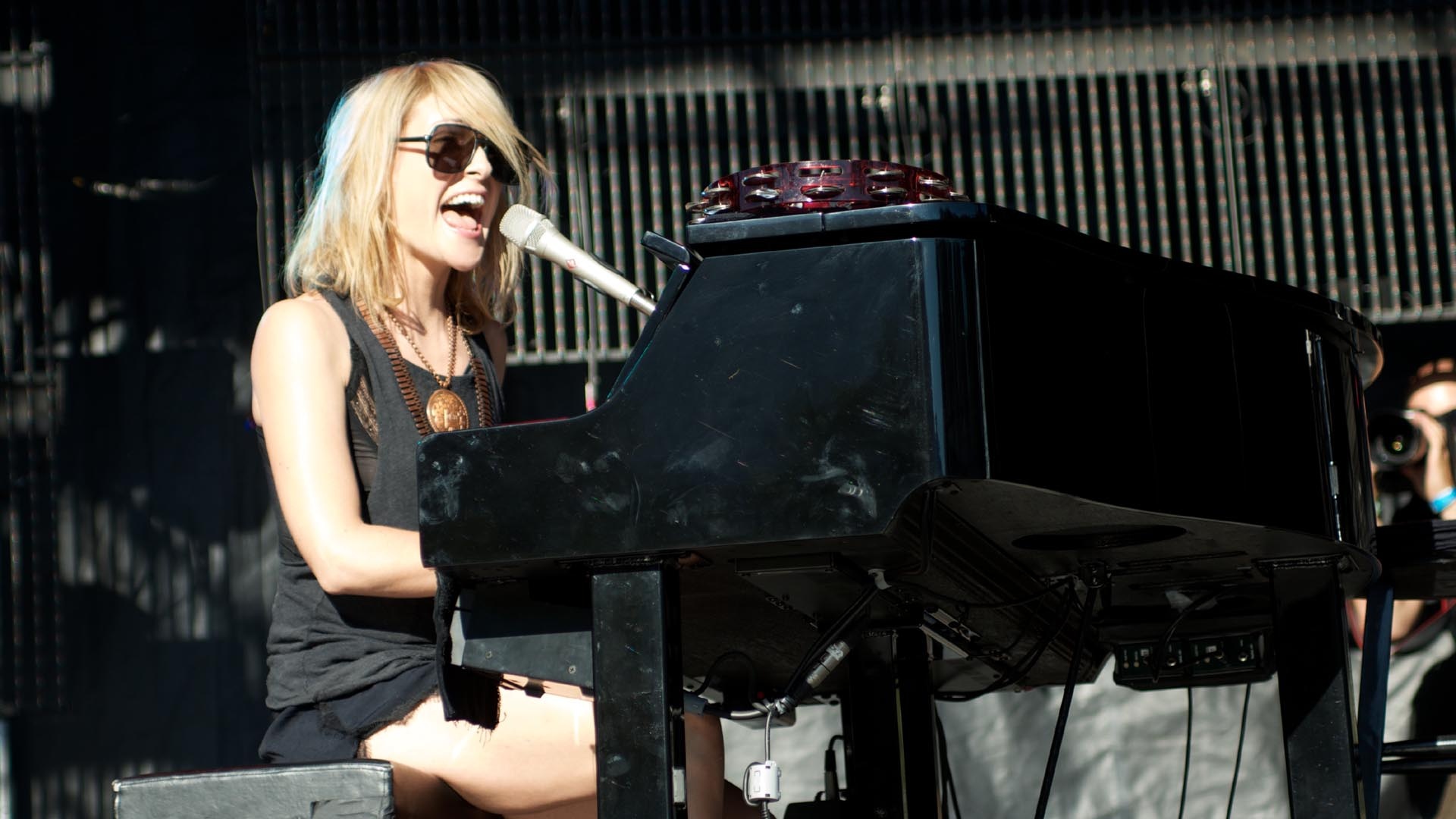 Sunday snippet Emily Haines Metric, Beyond the Rhetoric, 1920x1080 Full HD Desktop