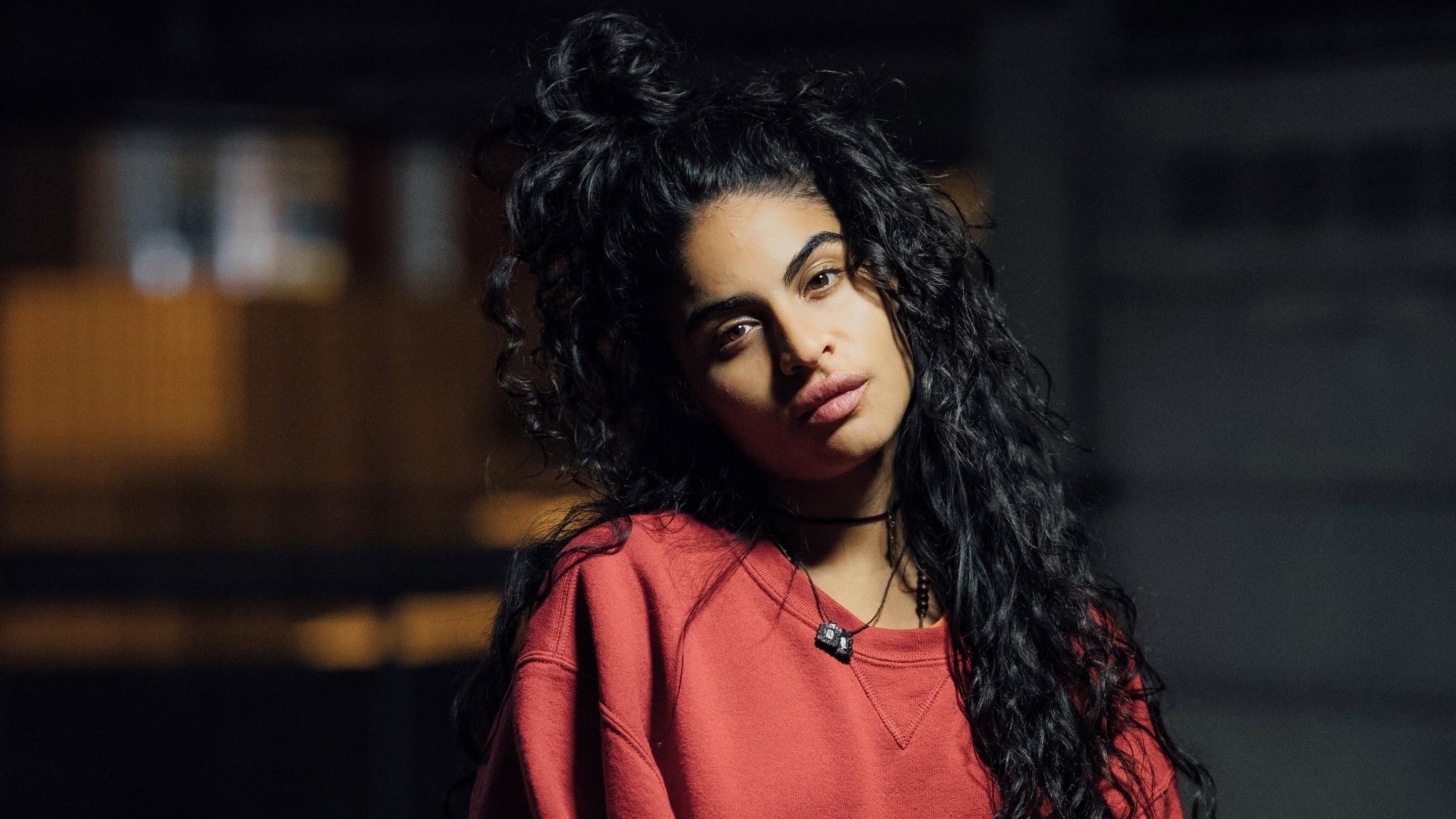 Jessie Reyez wallpapers, Artistic representation, Authentic persona, Visual aesthetics, 2050x1160 HD Desktop