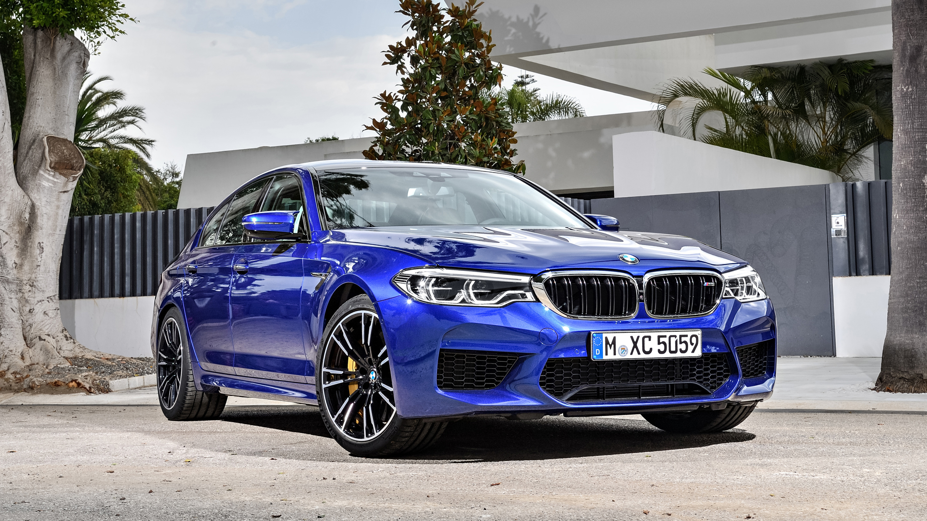 BMW M5 F90, M XC 5059, modern luxury villa driveway, 4K Desktop wallpaper