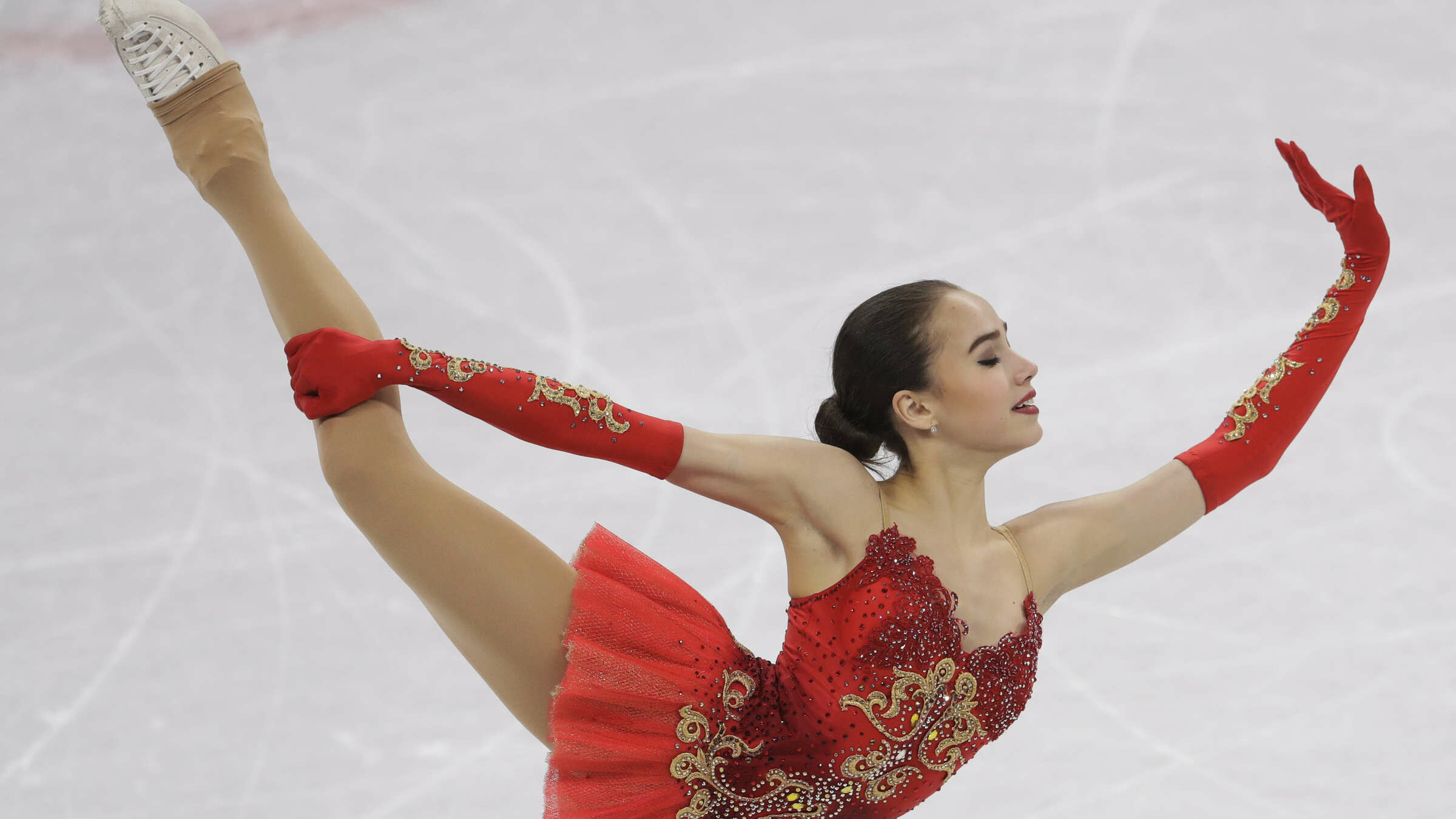 Alina Zagitova, Youngest Olympic gold medalist, Figure skating sensation, Stunning performance, 2400x1350 HD Desktop