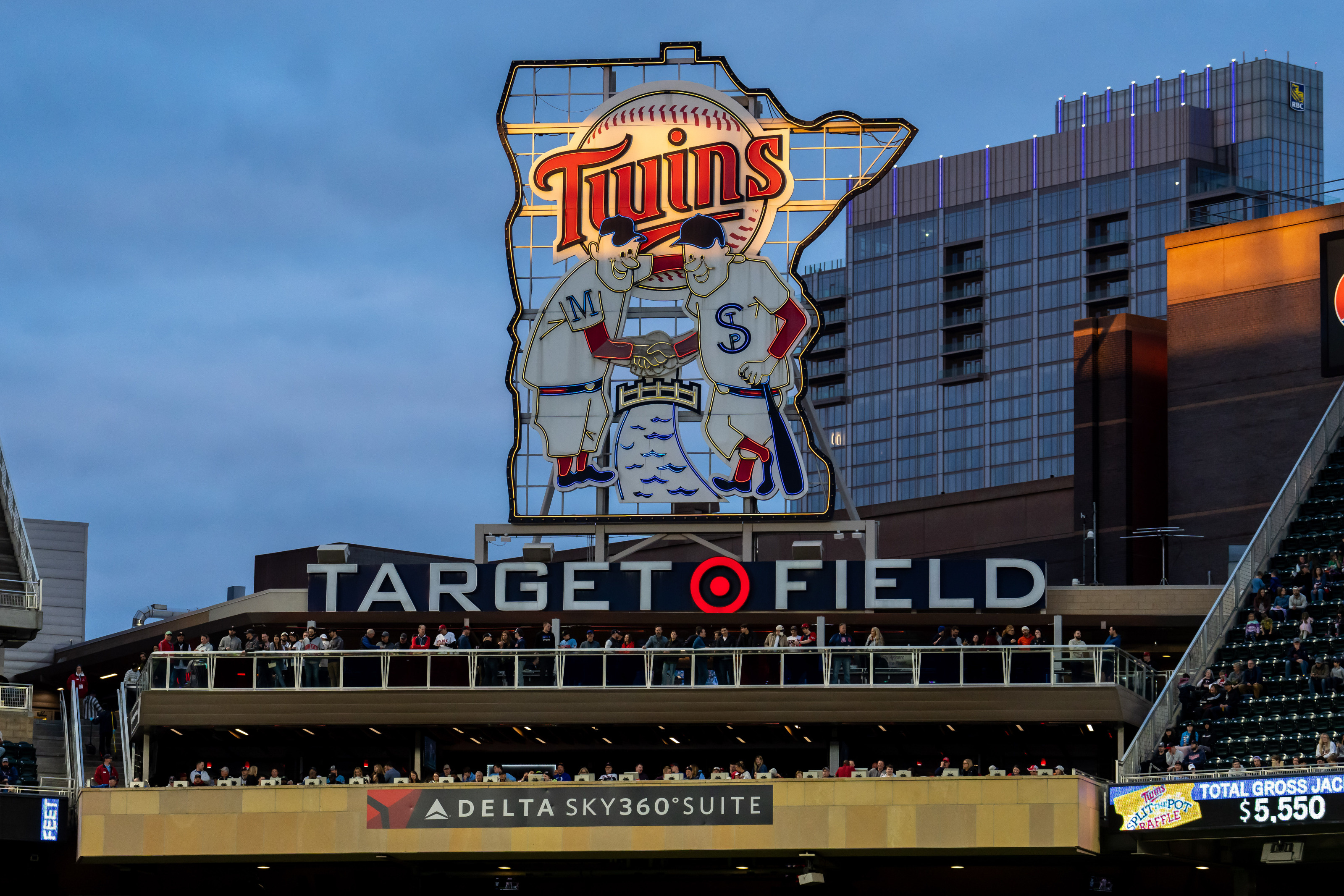 Target Field weather, 3200x2140 HD Desktop