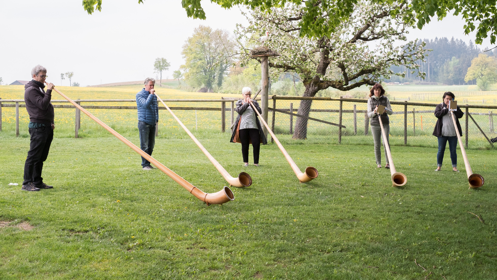 Alphornkurs resunar alphorn, Cor des alpes, Alpine horn, Alphorn experience, 2000x1130 HD Desktop