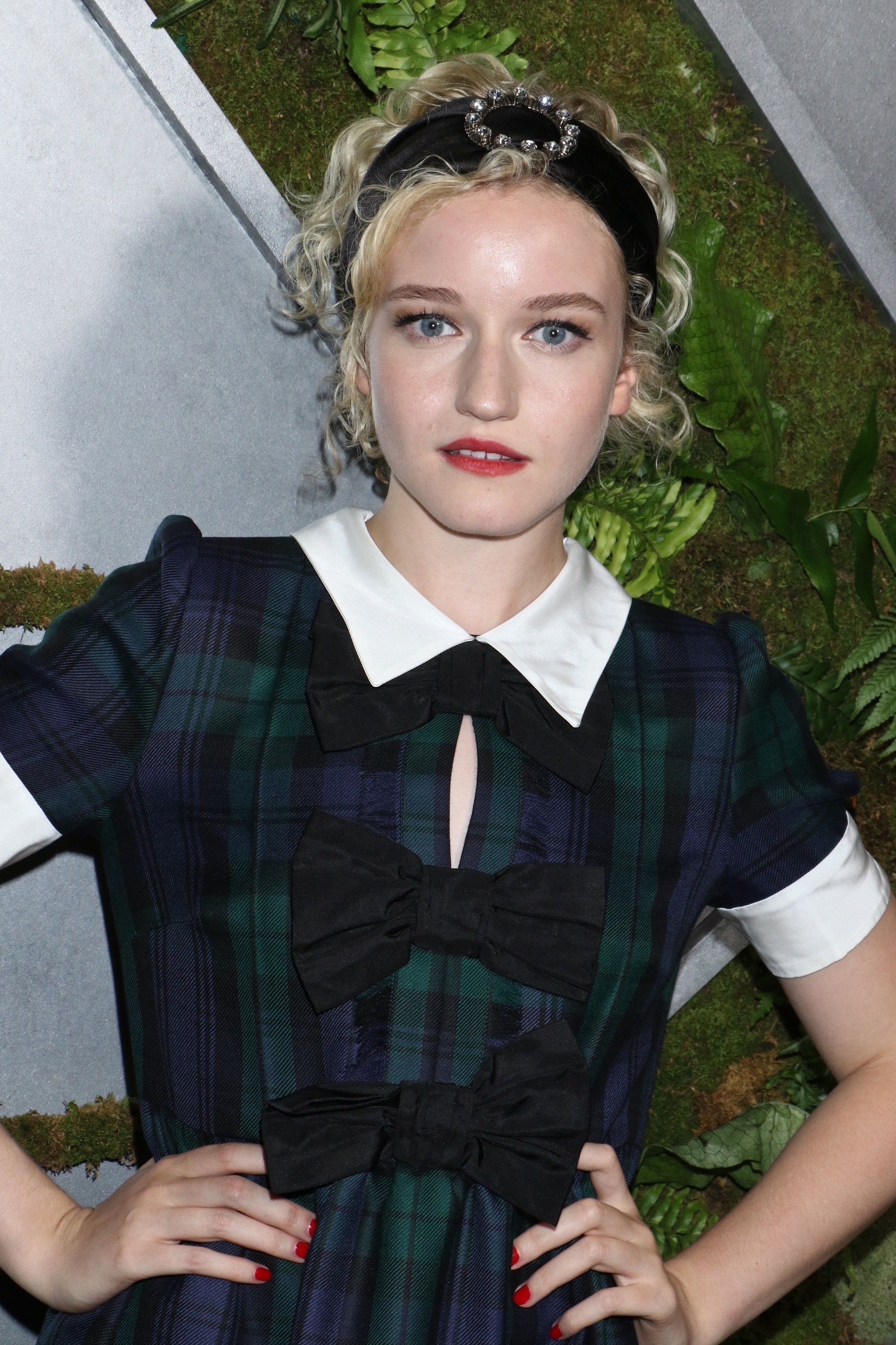 Julia Garner, Hollywood actress, Talent at work, Rising star, 2000x3010 HD Phone