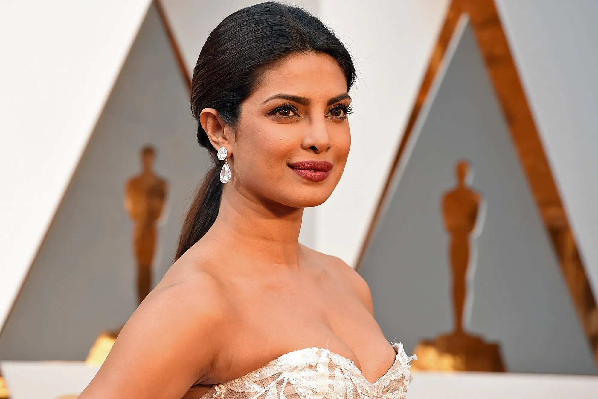 Priyanka Chopra, Miss Universe, Photos, Elegance, 2000x1340 HD Desktop