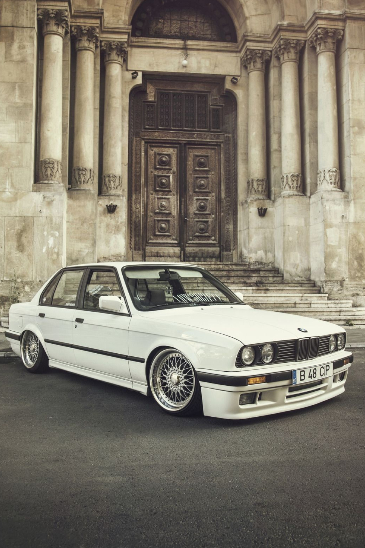 white BMW E30 sedan, deep dish mesh wheels, ornate stone building entrance, HD Phone wallpaper