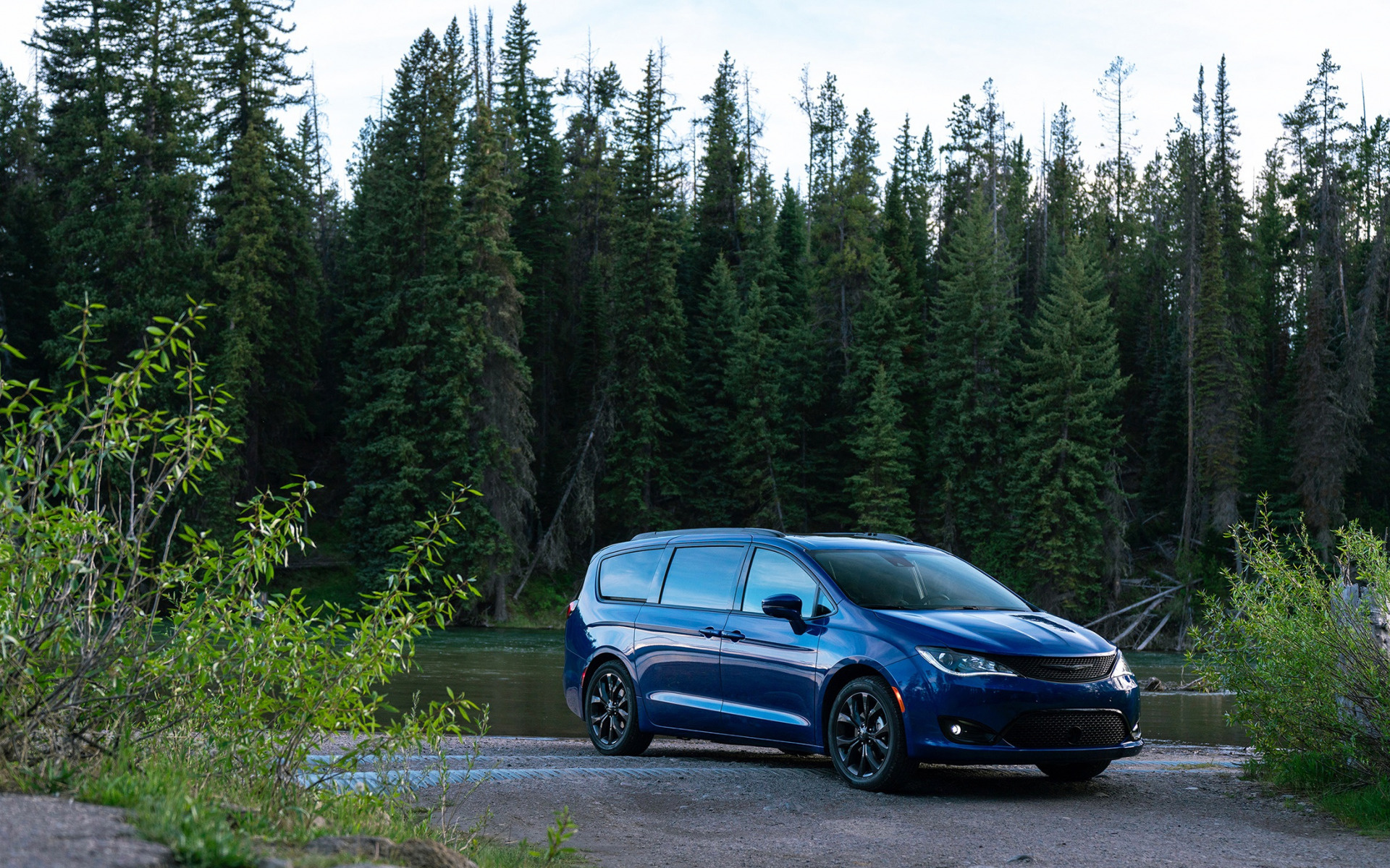 Chrysler Pacifica, Blue minivan, Limited edition, American cars, 1920x1200 HD Desktop