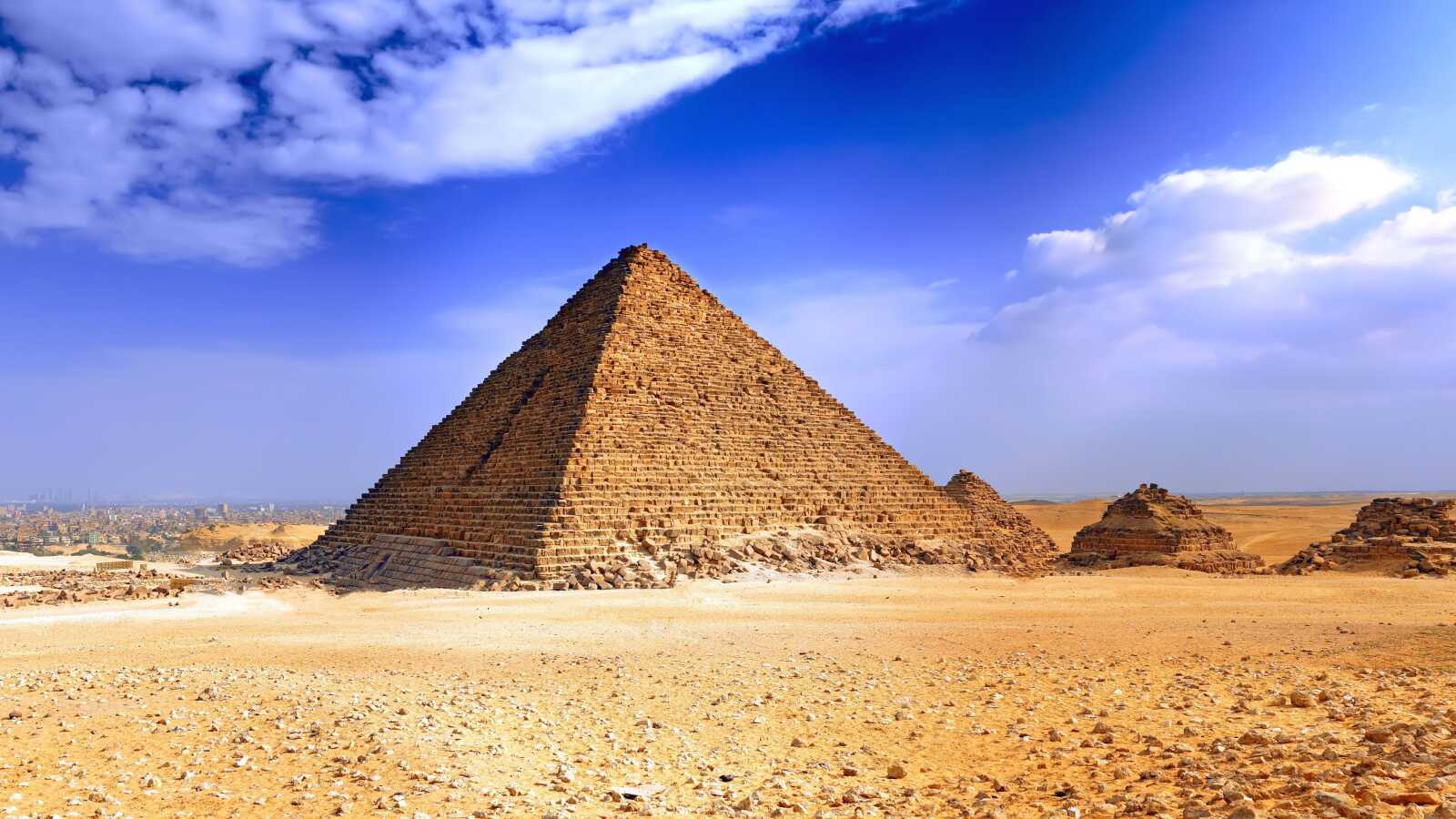 Pyramids of Giza Wallpapers (36 images) - WallpaperCat