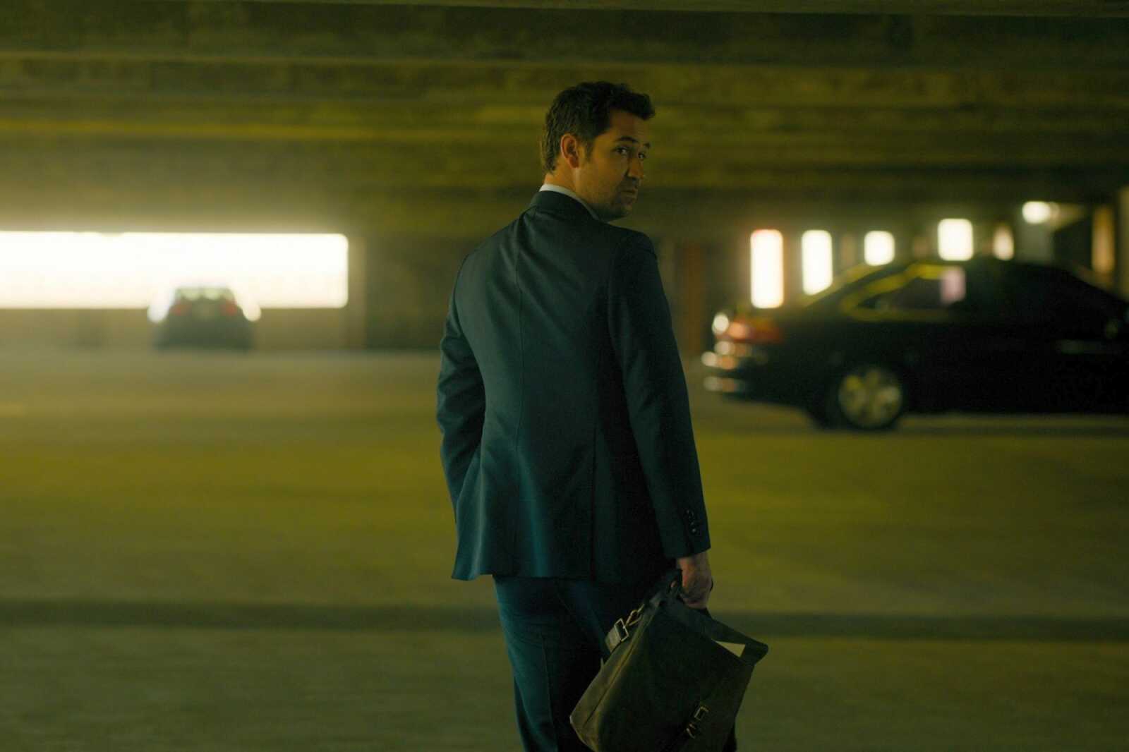 Dynamic The Lincoln Lawyer Will Return To The Courtroom For Season 5 Background for Mobile