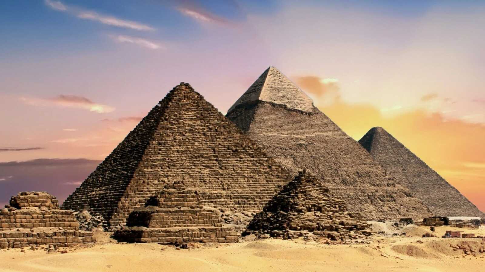 Pyramids of Giza Wallpapers (36 images) - WallpaperCat