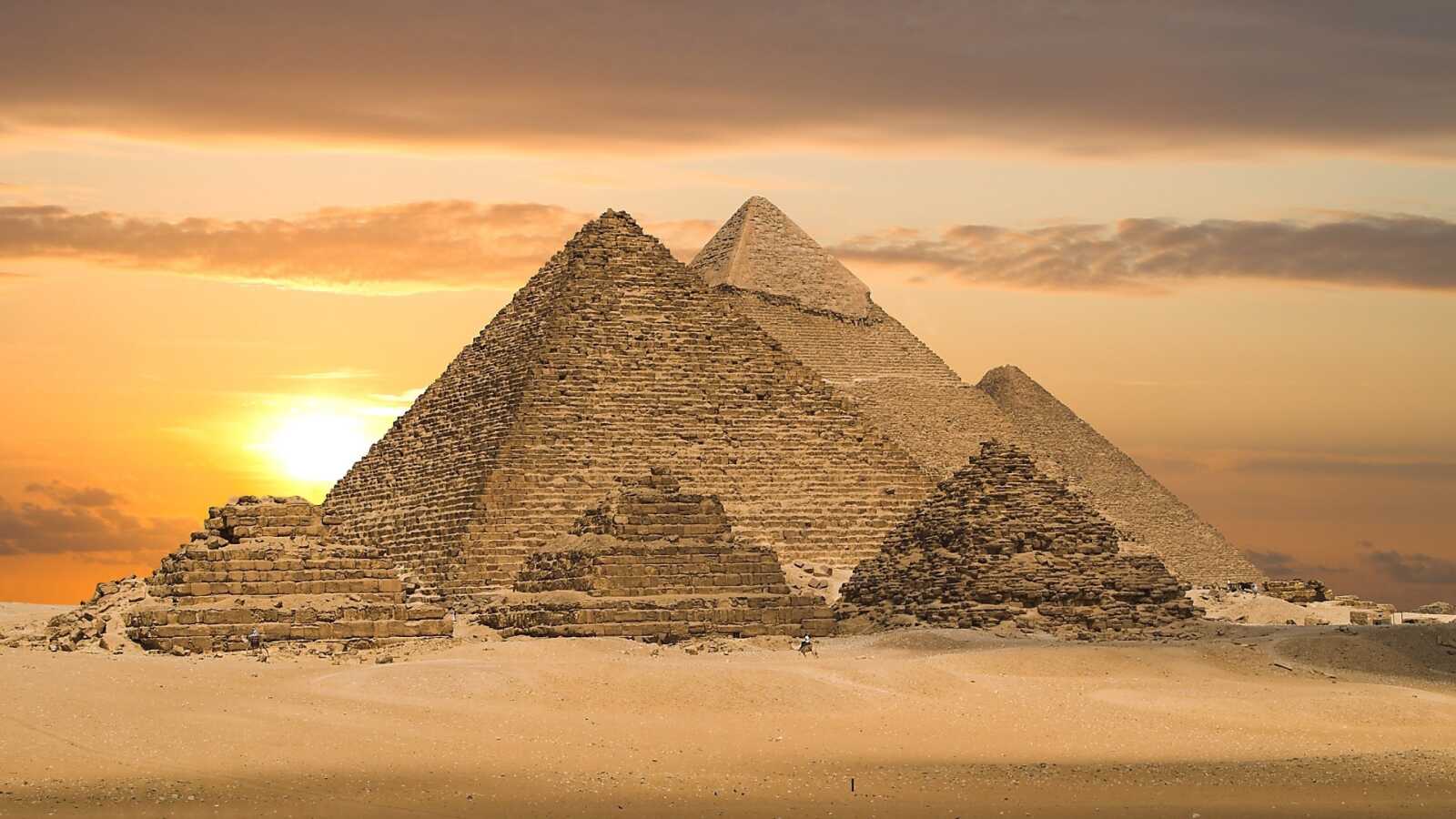 Pyramids of Giza Wallpapers (36 images) - WallpaperCat