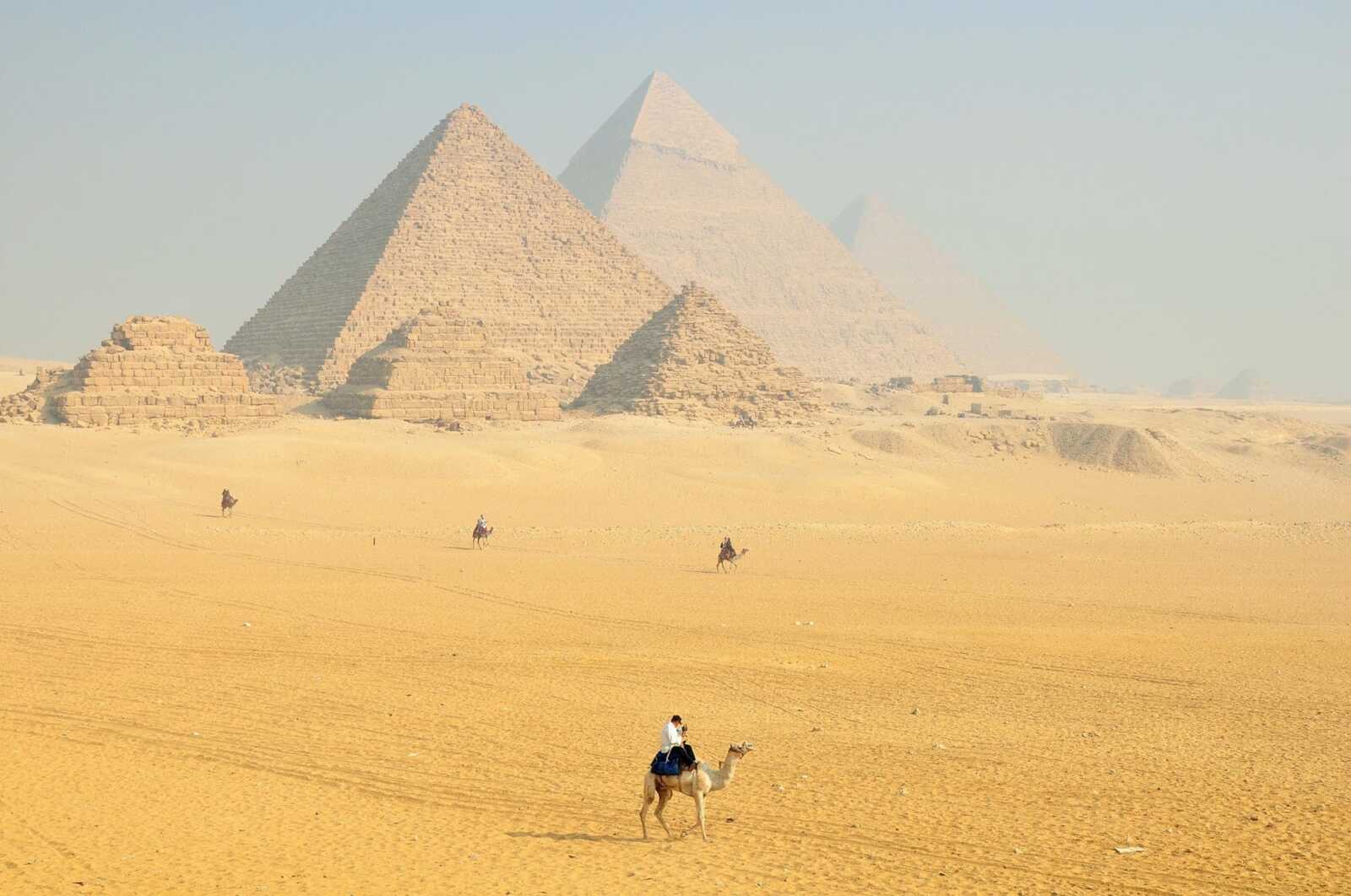 Pyramids of Giza Wallpapers (36 images) - WallpaperCat