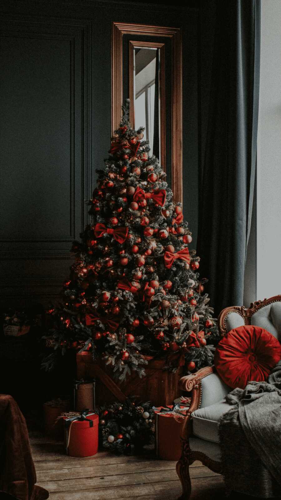 Red-Bow Christmas Tree
