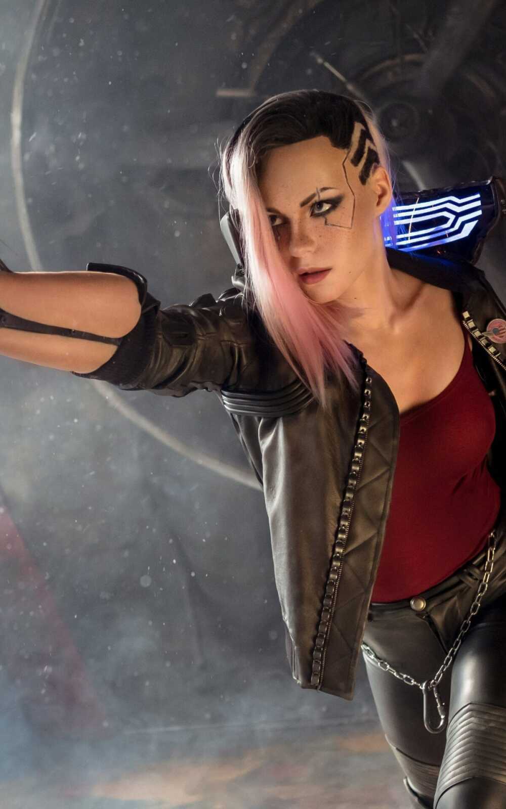 Female V Cosplay